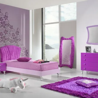 Quarto infantil roxo com cama individual, espelho de pé, cómoda, tapete e unicórnio de peluche