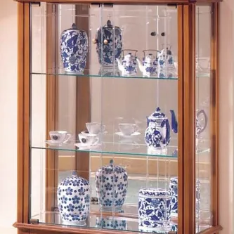 Vitrine 2p em madeira com prateleiras de vidro e porcelana azul e branca
