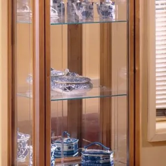 Vitrine decorativa em madeira com portas de vidro e loiça azul e branca em prateleiras