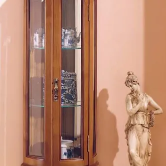 Vitrine meia lua mini em madeira com porta de vidro e prateleiras com loiça azul