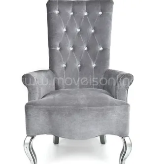 Cadeirão capitoné cinzento de veludo com encosto alto, botões e pés curvos prateados