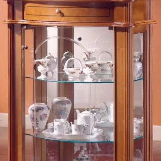 Vitrine de canto em madeira com prateleiras de vidro e louça decorativa