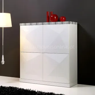 Móvel bar Plenitude branco com quatro portas e vasos vermelhos no topo