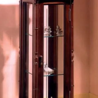 Vitrine quadrada em madeira escura com portas de vidro e prateleiras internas