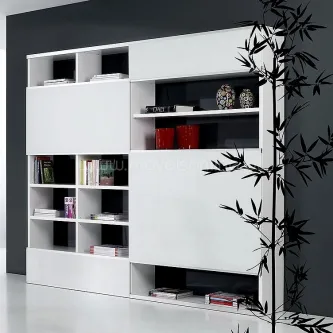 Estante branca modular com nichos abertos, portas deslizantes, livros e objectos decorativos