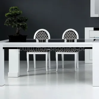 Mesa vidro extensível Plenitude branca com duas cadeiras e bonsai