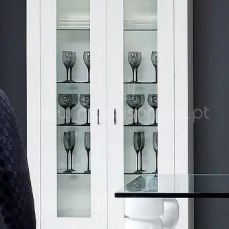 Vitrine Plenitude 2 branca com portas de vidro e prateleiras com copos de vinho