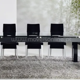 Mesa vidro Plenitude 4 com tampo de vidro transparente e quatro cadeiras pretas altas