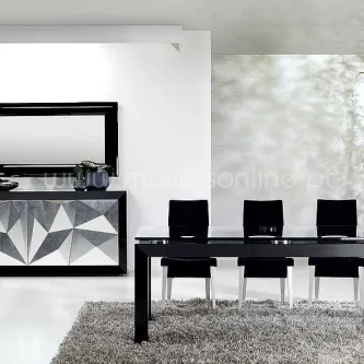 Mesa de jantar preta com três cadeiras, aparador com padrão geométrico e tapete cinzento