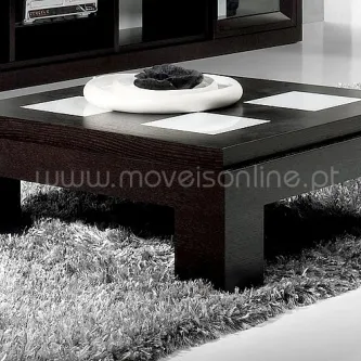 Mesa de centro Plenitude quadrada em madeira escura com tampo de painéis claros e centro decorativo