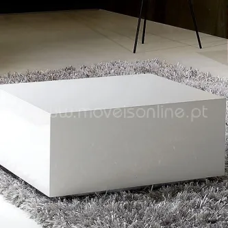 Mesa de centro Plenitude branca retangular sobre tapete felpudo cinzento
