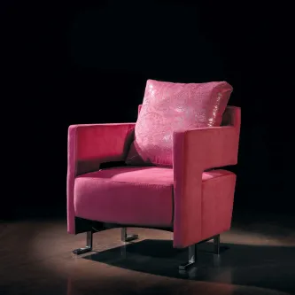 Poltrona Dubai rosa escuro estofada com almofada e pés metálicos modernos