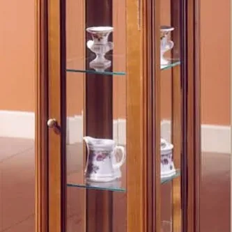 Vitrine quadrada em madeira com prateleiras de vidro e porcelanas