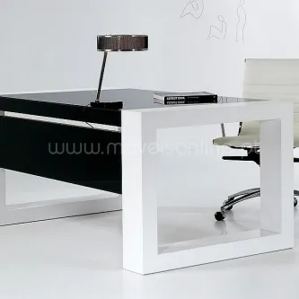 Secretaria Plenitude lacada branca com painel preto, cadeira giratória e candeeiro.