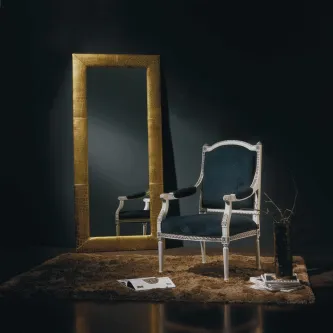 Cadeirão D. Manuel estofado azul com moldura branca junto a espelho dourado