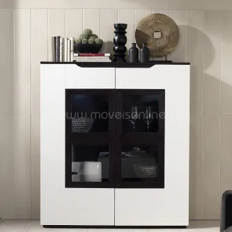 Vitrine Audace 3 branca com portas de vidro e estrutura preta, objetos decorativos