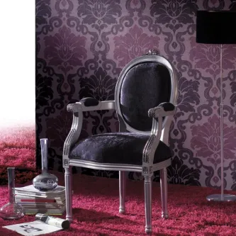 Cadeirão Altea, poltrona em veludo preto com estrutura prateada e braços moldados