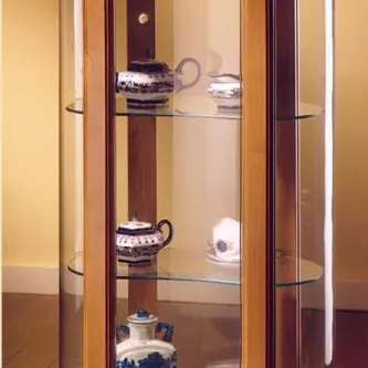 Vitrine em madeira com prateleiras de vidro exibindo bules e chávenas de porcelana azul e branca