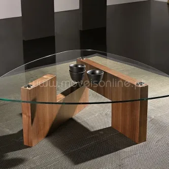 Mesa de centro Audace com tampo de vidro triangular e base em madeira