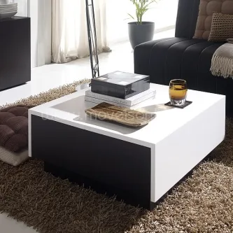 Mesa de centro Audace 4 branca e preta quadrada sobre tapete castanho