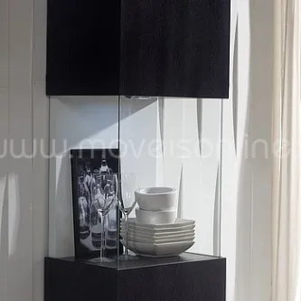 Vitrine Audace 4 em madeira escura com caixa de vidro exibindo loiça e copos