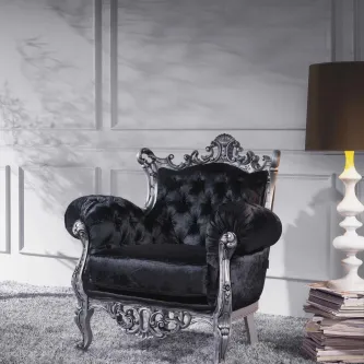 Cadeirão Magic em veludo preto, moldura prateada ornamentada, capitoné