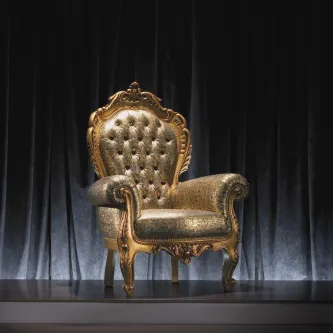 Cadeirão Tiguan dourado com estofado capitoné e armação de madeira entalhada
