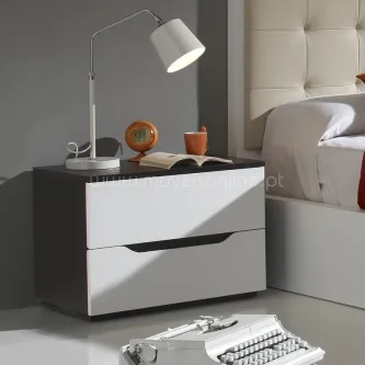 Mesa de cabeceira Audace branca lacada com duas gavetas e abajur