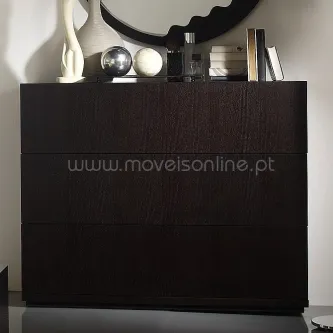Comoda Audace 2 em madeira escura com três gavetas e objectos decorativos no topo