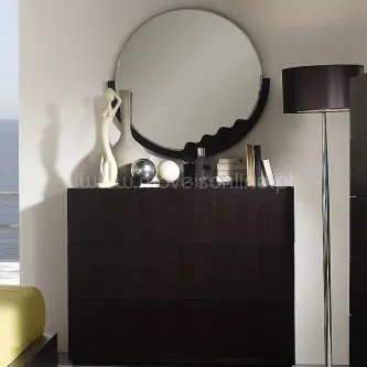 Cómoda com espelho Audace 2 em madeira escura, espelho redondo e objetos decorativos