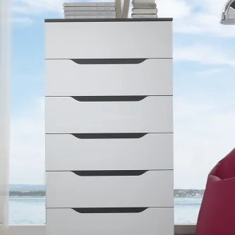 Camiseiro Audace branco de seis gavetas junto à janela com vista para o mar