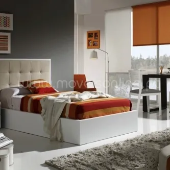 Quarto juvenil com cama branca baixa, cabeceira estofada, roupa de cama laranja e secretária.