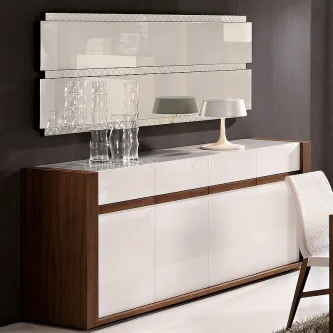 Aparador Sensations em madeira e lacado branco com espelho horizontal e objetos decorativos