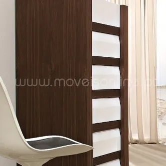 Camiseiro Sensations 2 em madeira escura com gavetas brancas, cadeira branca e cortinas claras