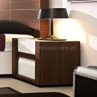 Mesa de cabeceira Sensations 2 em madeira escura com duas gavetas brancas e candeeiro.