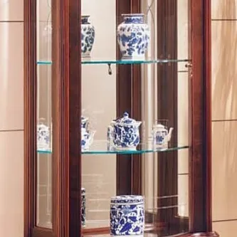 Vitrine Diana Mini em madeira com prateleiras de vidro e porcelanas azuis