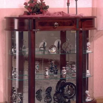 Vitrine colónia de madeira escura com prateleiras de vidro e loiça decorativa