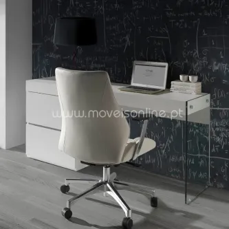 Secretaria CP branca com tampo em vidro, computador portátil e cadeira giratória