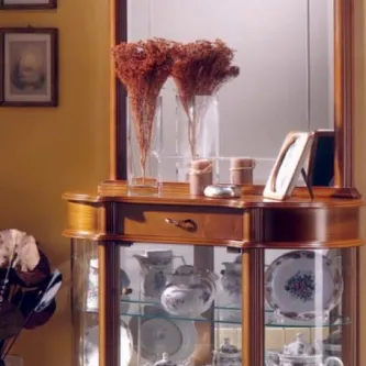 Vitrine em madeira com espelho, vasos com flores secas e loiça exposta