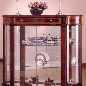 Vitrine italiana em madeira com portas de vidro e loiça decorativa