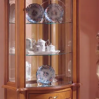 Vitrine de canto em madeira com prateleiras de vidro e serviço de chá exposto