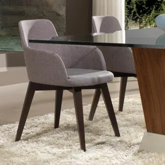 Cadeirão com braços Sintra estofado cinzento com pernas em madeira escura