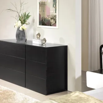 Comoda Double Sintra preta de seis gavetas com vaso de flores e objectos decorativos