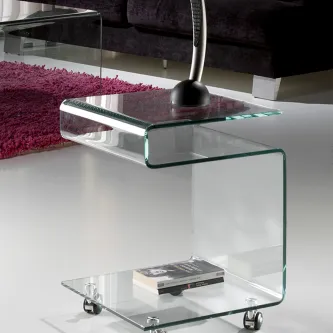 Mesa de apoio em vidro curvado com rodas e prateleira inferior