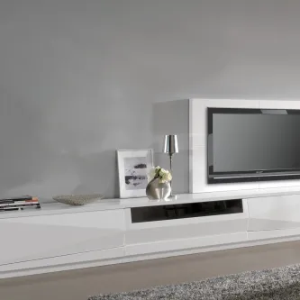 Móvel TV Sintra branco com televisão, prateleira decorativa e candeeiro