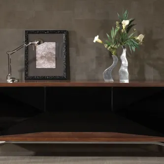 Aparador inox Sintra com tampo de madeira, moldura, candeeiro e dois vasos metálicos com flores