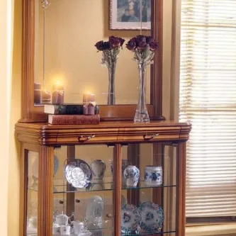 Vitrine Roma com espelho em madeira, portas de vidro e louça decorativa