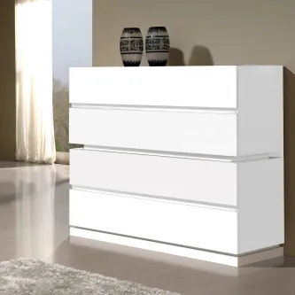 Camiseiro alto branco lacado com quatro gavetas e dois vasos decorativos