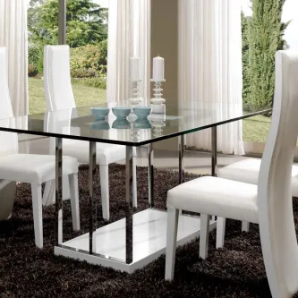 Mesa de jantar High Sintra com tampo de vidro, estrutura metálica e cadeiras brancas