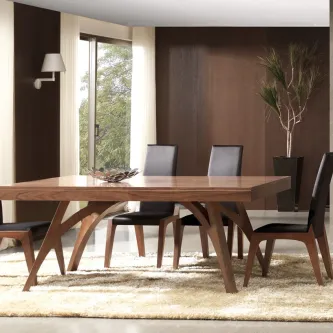 Todos à mesa! A mesa de jantar extensível Sintra dá-lhe toda a funcionalidade que precisa para jantares de família e momentos divertidos com amigos.